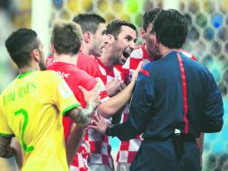 El árbitro Yiuchi Nishimura recibe los gritos de Luka Modric y Dejan Lovren. MEXSPORT /