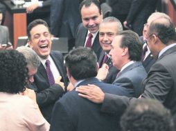 Legisladores del PRI dialogan tras la sesión del miércoles, donde en seis horas aprobaron más de 300 artículos y 43 transitorios. SUN /