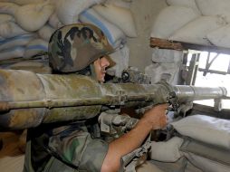 Un soldado sirio permanece alerta en una barricada. EFE /