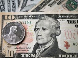 El tipo de cambio para solventar obligaciones en moneda extranjera pagaderas es de 12.9829 pesos. ARCHIVO /