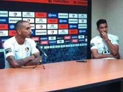 Edgar Castillo (izq) y Jesús Chávez durante una rueda de prensa respecto a su integración al equipo rojinegro. ARCHIVO /