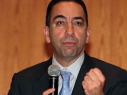 Al presentar el dictamen, Javier Lozano dice que se elimina el cobro de larga distancia en telefonía. ARCHIVO /