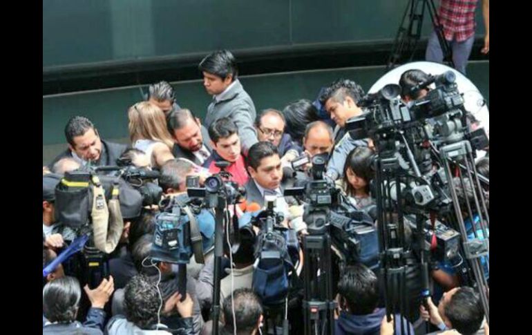 El senador panista es abordado por reporteros en medio del debate de la 'Ley Telecom'. Foto: ‏@JL_Preciado_. ESPECIAL /