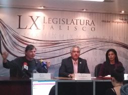 El escritor Felipe Montes(i), afirmó que es normal e incluso sano que al principio la comunidad artística proteste contra la ley.  /