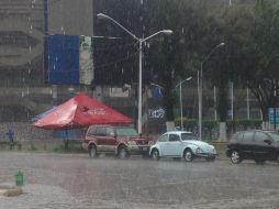 Lluvia y fuertes vientos afectan vialidades rumbo al Estadio Jalisco.  /