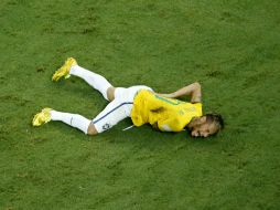 Neymar se queja tras el golpe recibido en la espalda baja. AP /