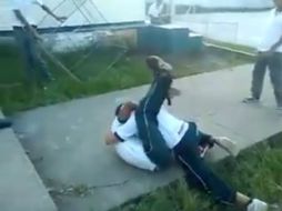 Después de pelear a golpes con él, sus compañeros lo metieron a una jaula. ESPECIAL /