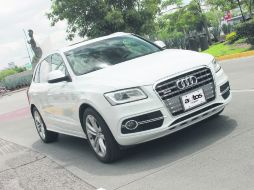 Por fuera, esta camioneta cuenta con algunos elementos estéticos que le dan una elegante y deportiva presencia por las calles.  /