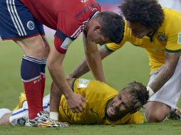 Neymar salió del campo con una fractura en una vértebra. AP /