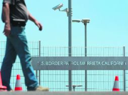 El conocimiento de la frontera que adquieren los menores tras varias deportaciones los vuelve atractivos para fungir como 'polleros'. AFP /