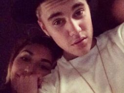 La modelo y Bieber, en una de las fotografías que circulan en redes sociales. ESPECIAL /