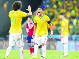 David Luiz (4), autor del segundo gol, festeja con Thiago Silva el primer tanto de la Verdeamarela. EFE /