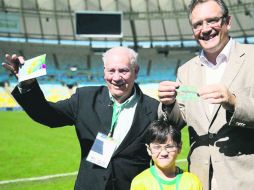 Joedir Belmont, de 85 años de edad, posa con los boletos que le otorgó la FIFA, los cuales extravió unas horas después. ESPECIAL /
