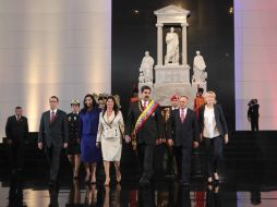 Nicolás Maduro coloca una ofrenda floral al Libertador de la Patria venezolana, Simón Bolívar. AFP /