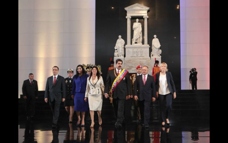 Nicolás Maduro coloca una ofrenda floral al Libertador de la Patria venezolana, Simón Bolívar. AFP /