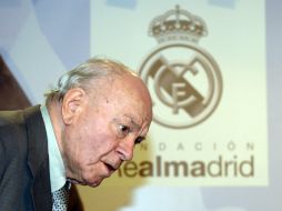 Alfredo Di Stefano, de 88 años de edad, sufre el paro al salir de un restaurante cerca de estadio Santiago Bernabéu. AFP /