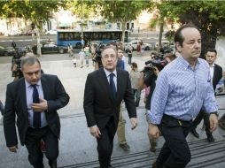 El presidente del Real Madrid, Florentino Pérez (c), a su llegada al hospital donde esta tarde ha sido ingresado Alfredo Di Stefano. EFE /