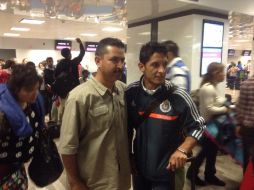 Un aficionado del Rebaño aprovecha la llegada del equipo al aeropuerto de Ciudad Juárez para tomarse una foto con Ángel Reyna.  /