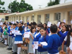 Niños de la escuela Cedros del Líbano reciben su reconocimiento. ESPECIAL /