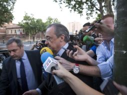 El presidente del Real Madrid, Florentino Pérez se fue del hospital sin hablar con los periodistas. EFE /