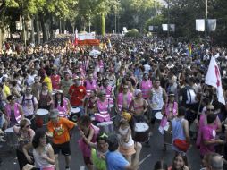 Los asistentes disfrutaron del colorido desfile. EFE /