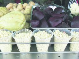 En el Centro tapatío, enormes carritos de metal consiguen lo que las madres no: hacer que otros coman verduras.  /