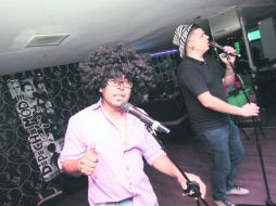 Como verdaderos cantantes. Una pantalla, música de fondo, micrófono en mano, ¡y a interpretar los temas que mejor te sepas!  /