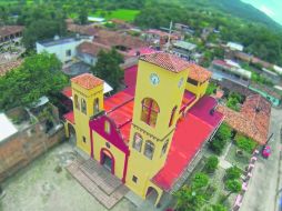 Iglesia en El Tuito. Espectacular vista aérea que da un panorama de lo acogedor que es este pueblo jalisciense. Foto: Crearte Media. ESPECIAL /