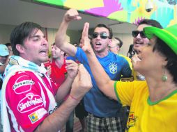 Un fanático argentino discute con unos brasileños. Una estampa bastante común en esta Copa del Mundo. AP /