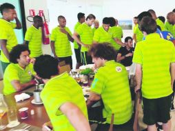 Los jugadores de Brasil despiden a Neymar en la Granja Comary, sede de la concentración. AFP /