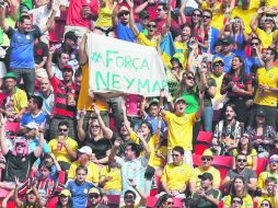 Fanáticos mandan mensajes de apoyo a Neymar Jr. durante el partido de Argentina contra Bélgica de ayer en el Estadio Nacional.  /