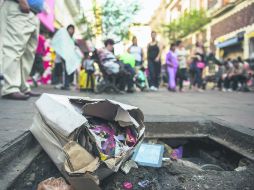 Centro Histórico. Sobre el andador Colón, en el corazón de Guadalajara, ciudadanos y turistas conviven con la basura a su paso.  /