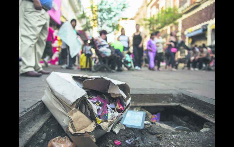 Centro Histórico. Sobre el andador Colón, en el corazón de Guadalajara, ciudadanos y turistas conviven con la basura a su paso.  /