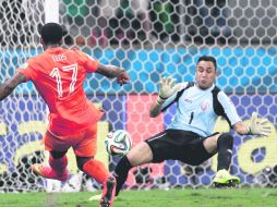 El portero Keylor Navas es el arquero menos goleado en el Mundial, al haber recibido apenas dos tantos en cinco partidos. AP /
