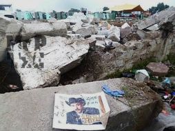 Esta fue una de las bardas que cayeron en el lugar. Twitter: @MoPTxE. ESPECIAL /