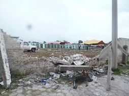 Esta barda fue una de las que cayeron en la Avenida 30-30 de Ecatepec. Twitter: @MoPTxE. ESPECIAL /