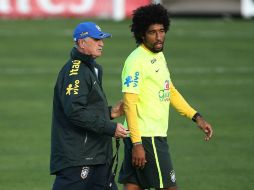El director técnico de Brasil, Luiz Felipe Scolari, habla con el jugador Dante. EFE /