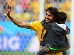 Kaká abraza a su hijo antes del partido de Brasil contra Croacia. ARCHIVO /