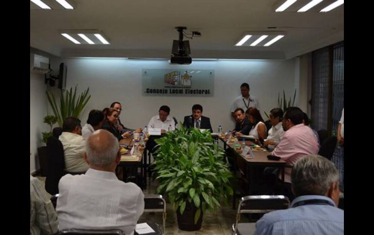 Integrantes del Consejo Local verificaron que el PREP está listo para recibir las actas de los comicios luego del cierre de casillas. NTX /