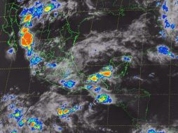 Un canal de baja presión se mantiene en el norte del país, el cual interactúa con una fuerte entrada de humedad del Océano Pacífico. ESPECIAL /