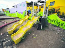 DETERIORO. La imagen muestra el mobiliario de juegos dañado, bardas con grafiti y basura en una parte del espacio.  /