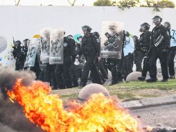 DISTURBIOS. La Policía Antidisturbios israelí se enfrenta a manifestantes palestinos en Jerusalén. AFP /