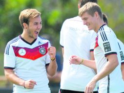 Toque alemán. Götze (izquierda) y Toni Kroos (izquierda) durante la práctica de ayer. Alemania es el equipo con más pases de la Copa. EFE /