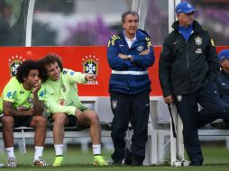 Talento. David Luiz (segundo de izquierda a derecha) habla con Marcelo durante el entrenamiento de ayer. EFE /