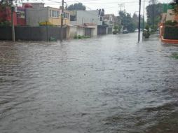 Más de una decena de autos quedaron con los motores sumergidos en el agua. SUN /