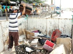 Recomiendan a la población no guardar chatarra o donde se pueda estancar el agua. ARCHIVO /