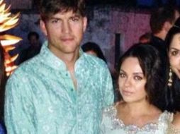 Mila Kunis y Ashton Kutcher ya no ocultan su amor, en la imagen ambos son captados durante una boda hindú. ESPECIAL /