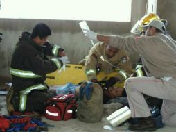 El sujeto tocó de forma accidental los cables de alta tensión con una varilla.  /