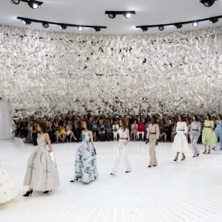 Dior presenta colección entre orquídeas blancas