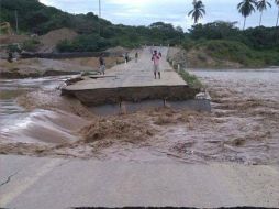 La corriente del Río Papagayo arrastra el puente provisional que comunicaba Lomas de Chapultepec con San Marcos. ESPECIAL /